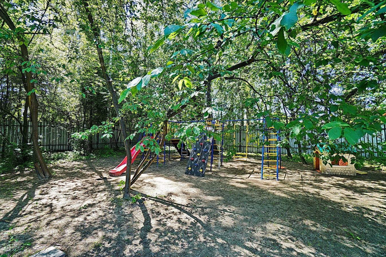 Детская площадка в лесной зоне в поселке Ели